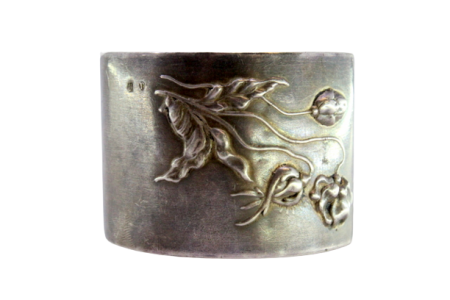 Argola de guardanapo em prata com relevos florais.